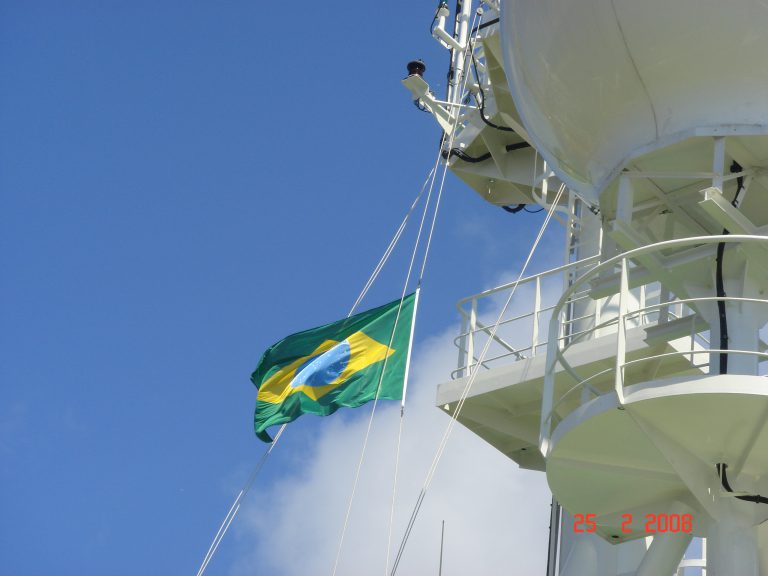 Bandeira do Brasil em embarcação